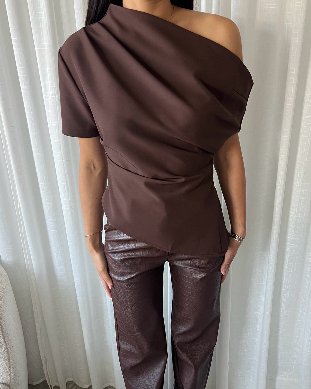 Daphne One Shoulder Top - Bruin